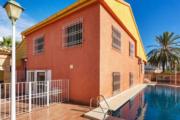Частный шале на продаже в Barrio Cabo Roig, Ориуэла thumbnail 1