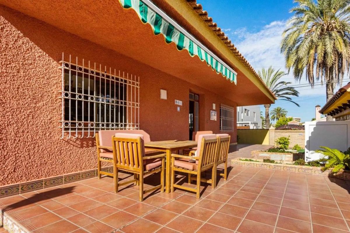 Продажа отдельного шале в  Barrio Cabo Roig, Ориуэла photo 4