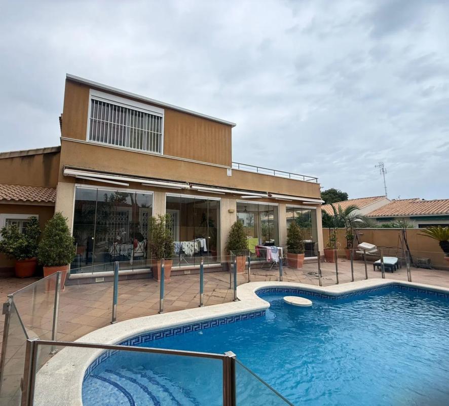Продажа отдельного шале в  Barrio Campoamor, Ориуэла photo 2