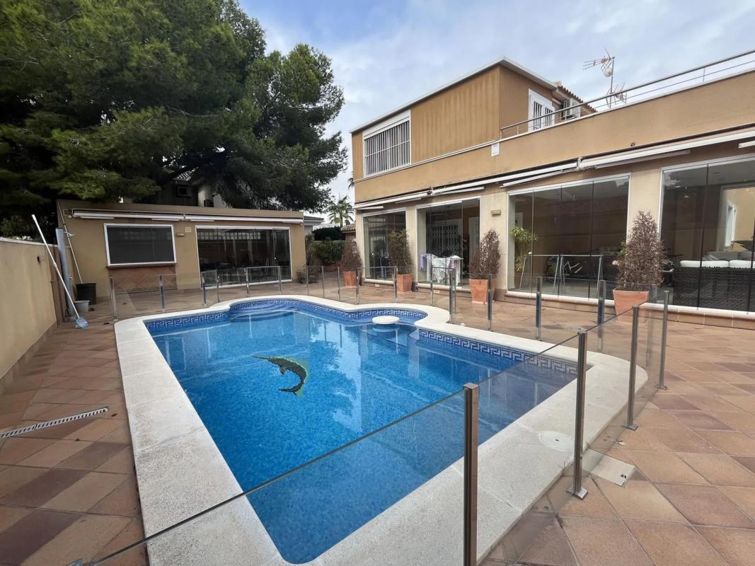 Продажа отдельного шале в  Barrio Campoamor, Ориуэла photo 3
