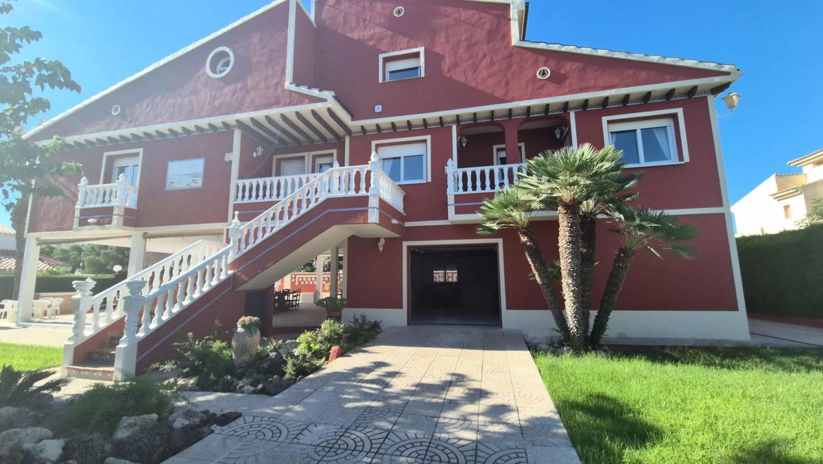 Продажа отдельного шале в  Barrio Campoamor, Ориуэла photo 2