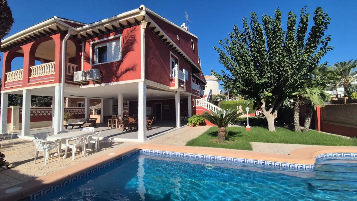 Продажа отдельного шале в  Barrio Campoamor, Ориуэла photo 5