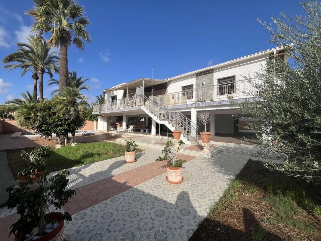 Sale of independent chalet in Barrio Campoamor, Orihuela
photo 1