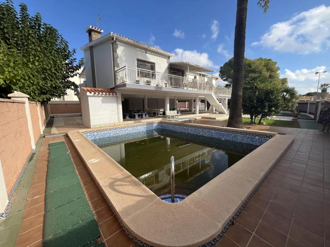 Sale of independent chalet in Barrio Campoamor, Orihuela
photo 3