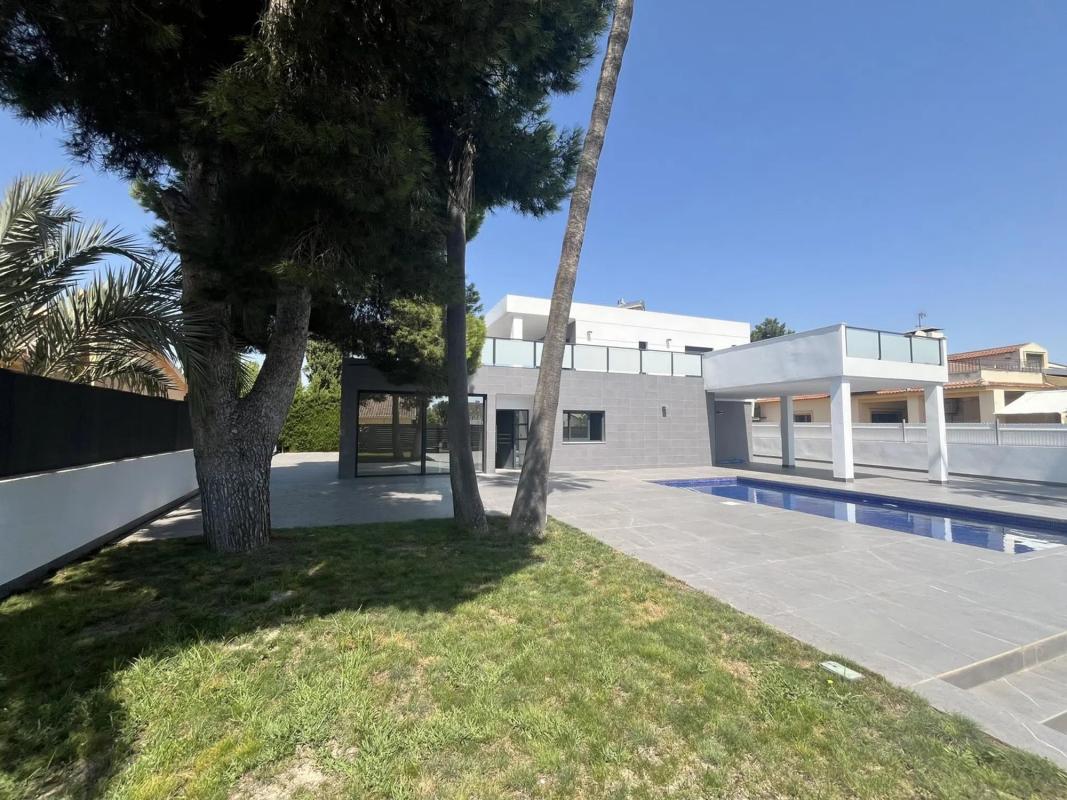 Sale of independent chalet in Barrio Campoamor, Orihuela
photo 1