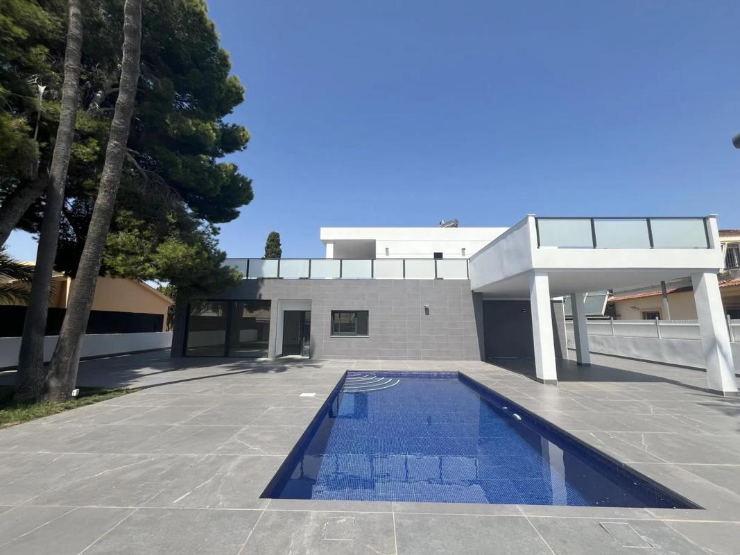 Sale of independent chalet in Barrio Campoamor, Orihuela
photo 2