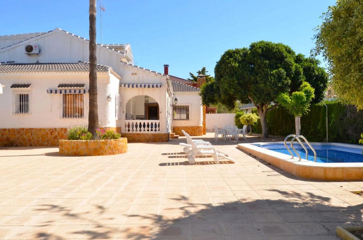 Продажа отдельного шале в  Barrio Campoamor, Ориуэла photo 2