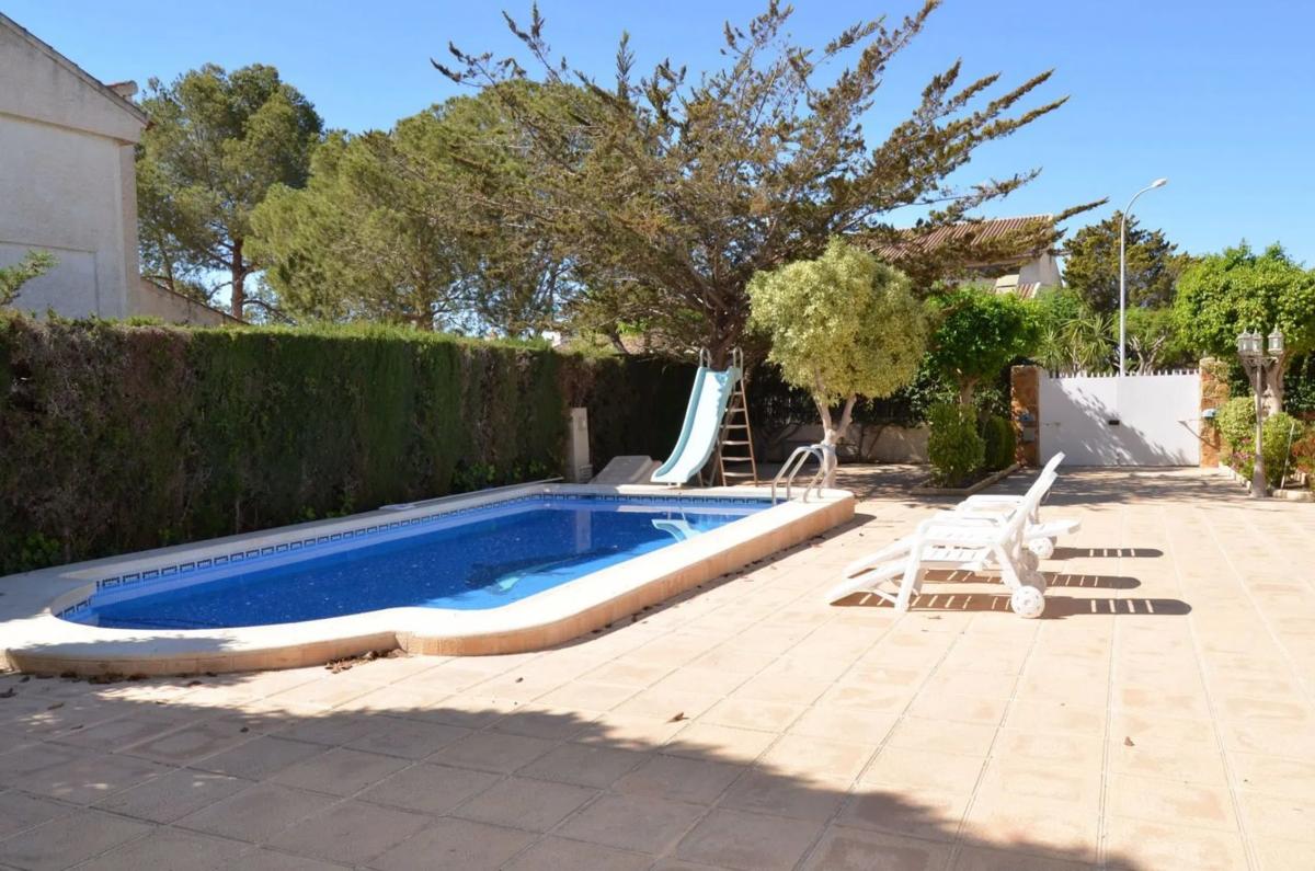 Продажа отдельного шале в  Barrio Campoamor, Ориуэла photo 3