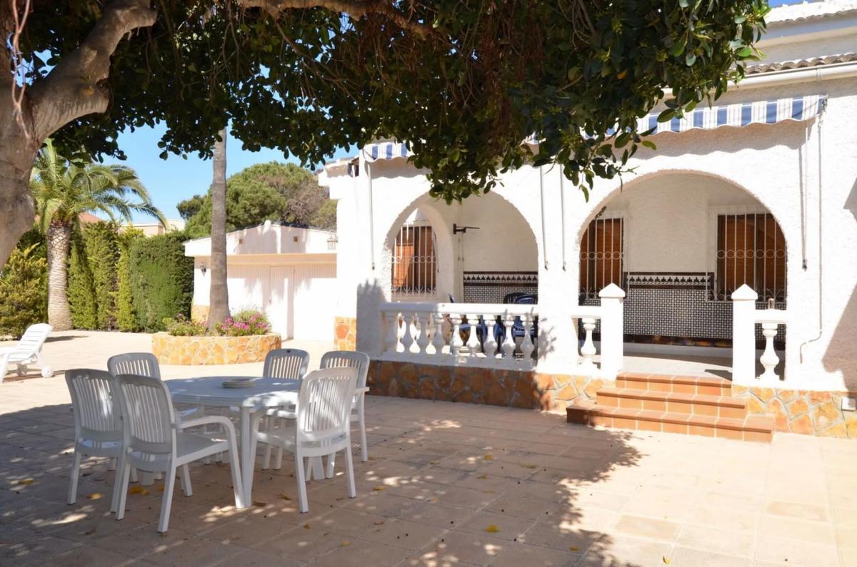 Продажа отдельного шале в  Barrio Campoamor, Ориуэла photo 4