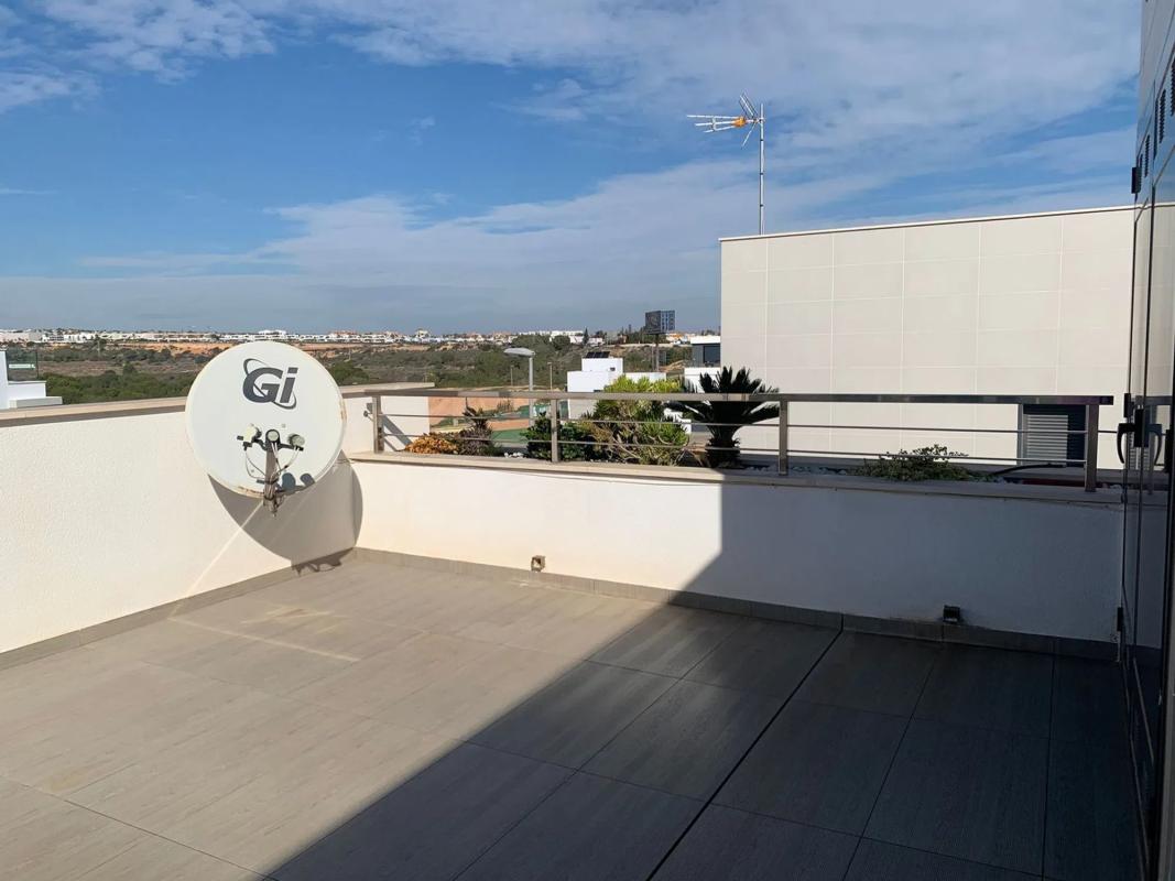 Sale of independent chalet in Barrio Campoamor, Orihuela
 photo 3