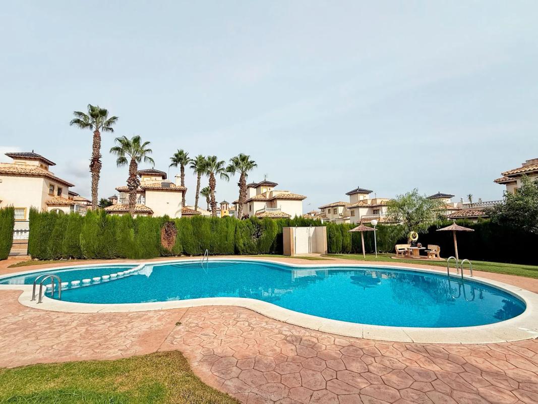 Venta de chalet adosado en Calle Onix , Orihuela photo 1
