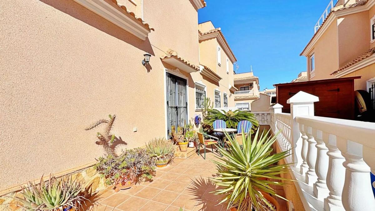 Venta de chalet adosado en Calle Alhambra , Orihuela photo 1
