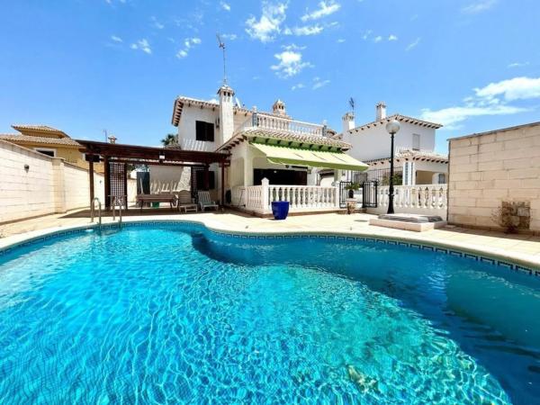 Independent chalet for sale in Barrio La Zenia, Orihuela
 photo 1