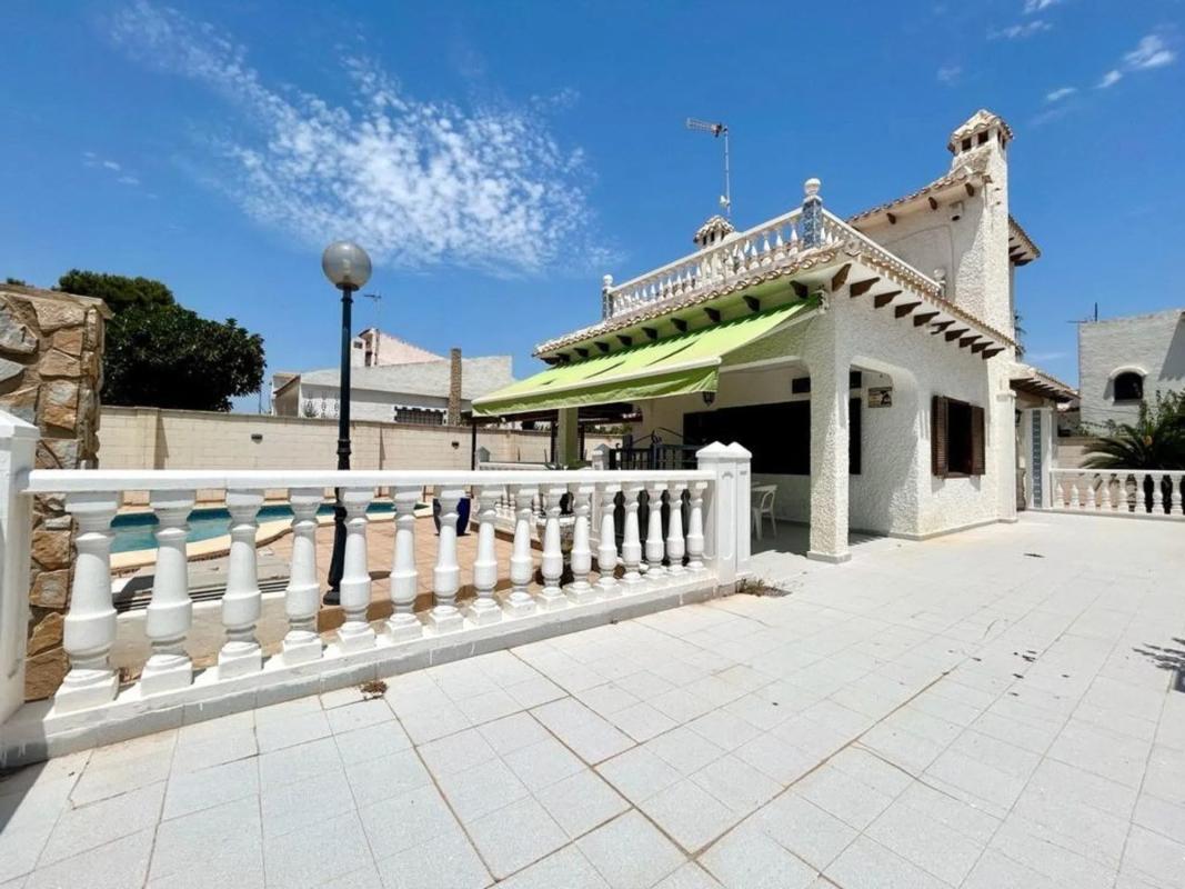 Sale of independent chalet in Barrio La Zenia, Orihuela
 photo 2