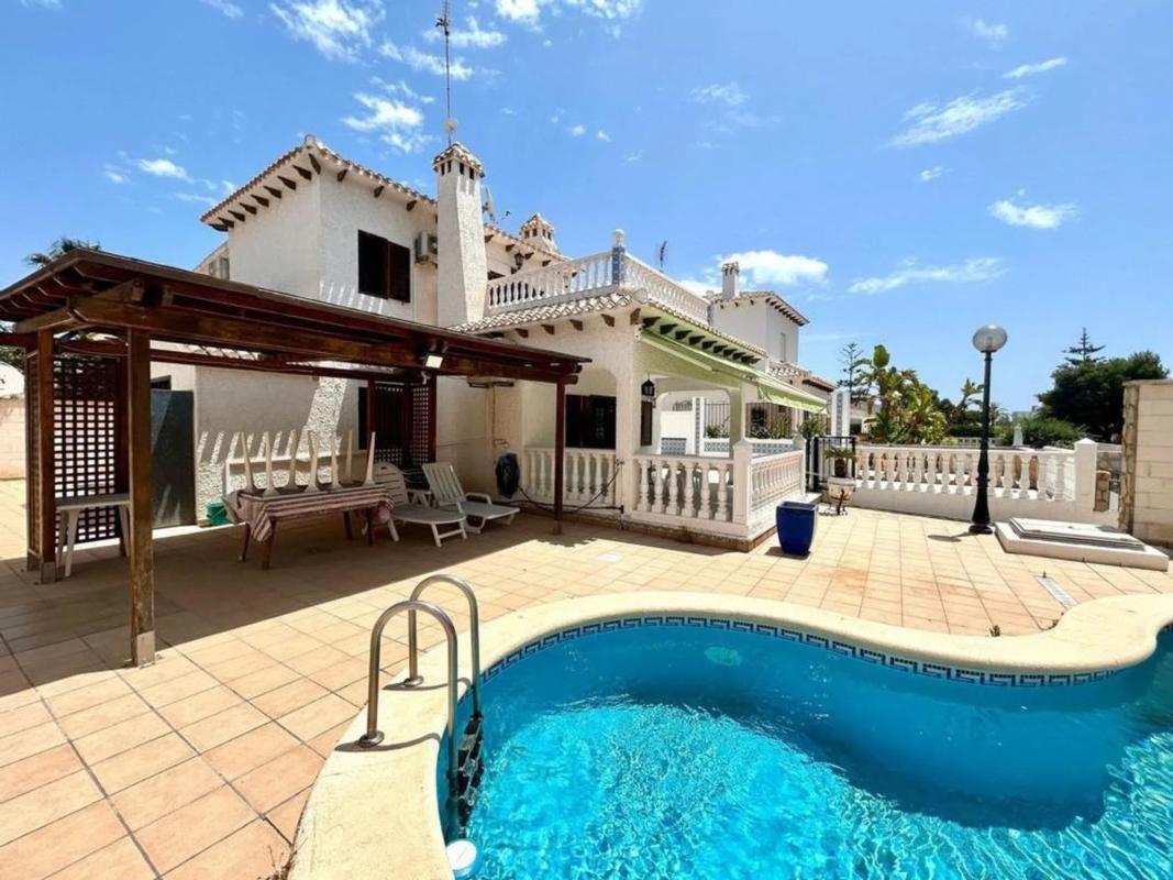Sale of independent chalet in Barrio La Zenia, Orihuela
 photo 3