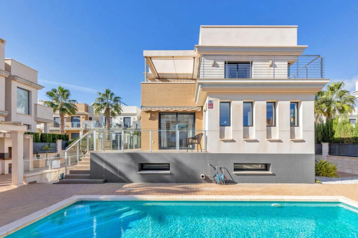 Продажа отдельного шале в  Barrio La Zenia, Ориуэла photo 4
