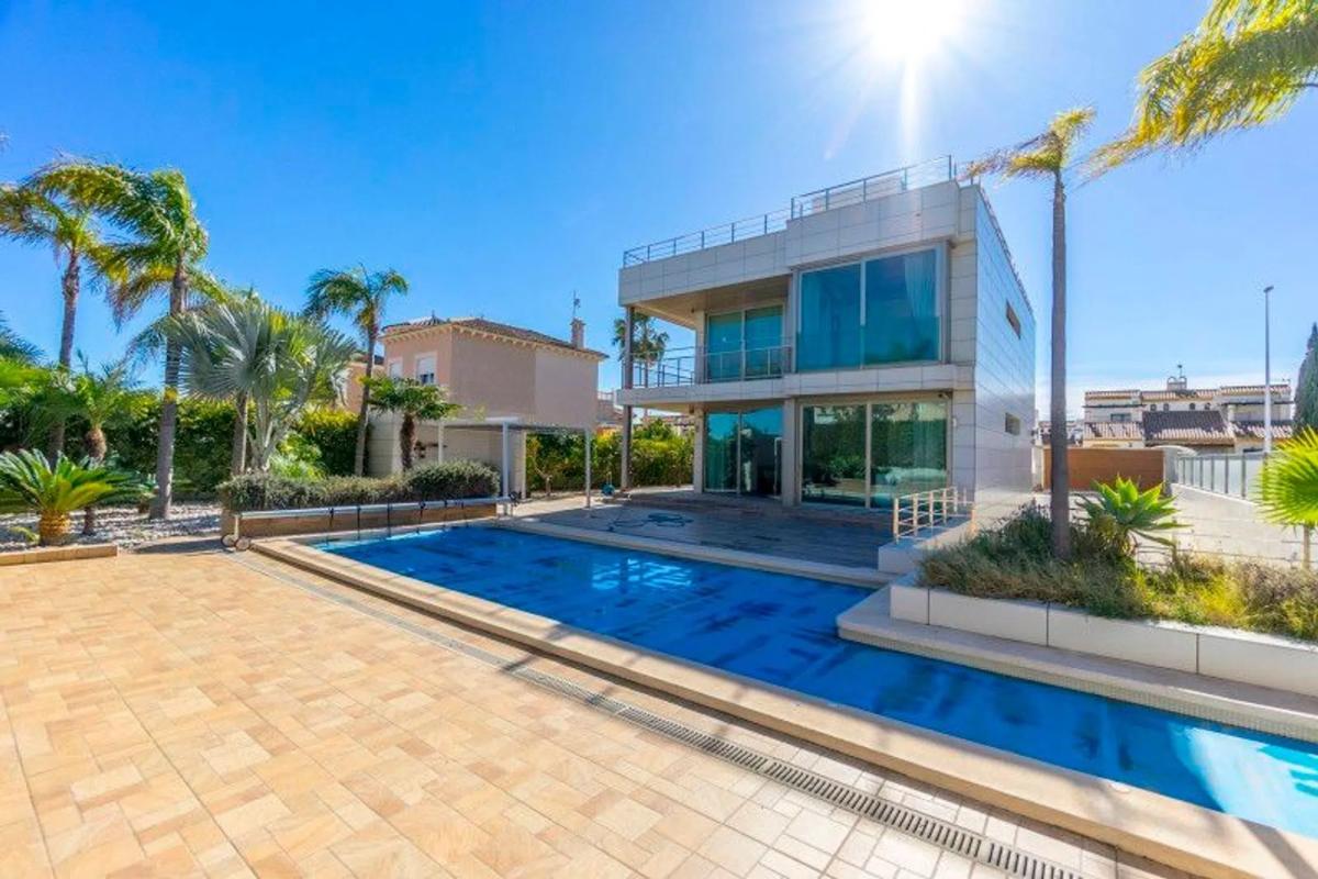 Sale of independent chalet in Calle Azorín, Orihuela
 photo 3