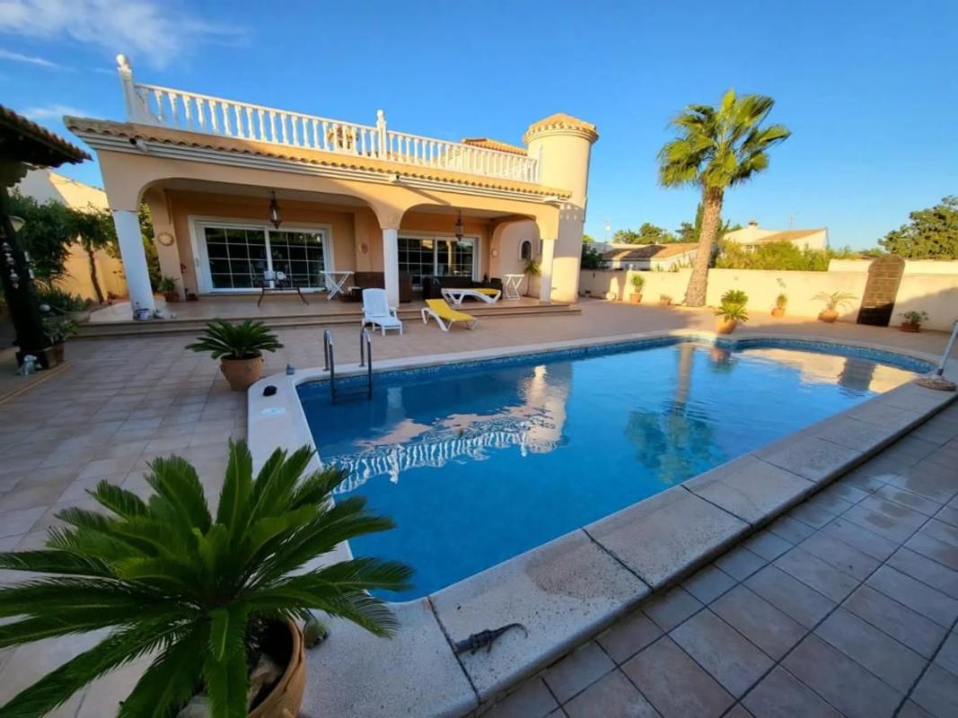 Sale of independent chalet in Calle Violetas, Orihuela
photo 1