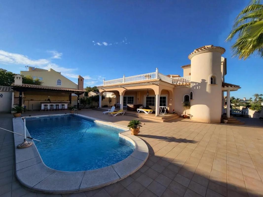 Sale of independent chalet in Calle Violetas, Orihuela
photo 2