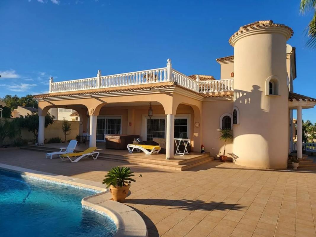 Sale of independent chalet in Calle Violetas, Orihuela
photo 3