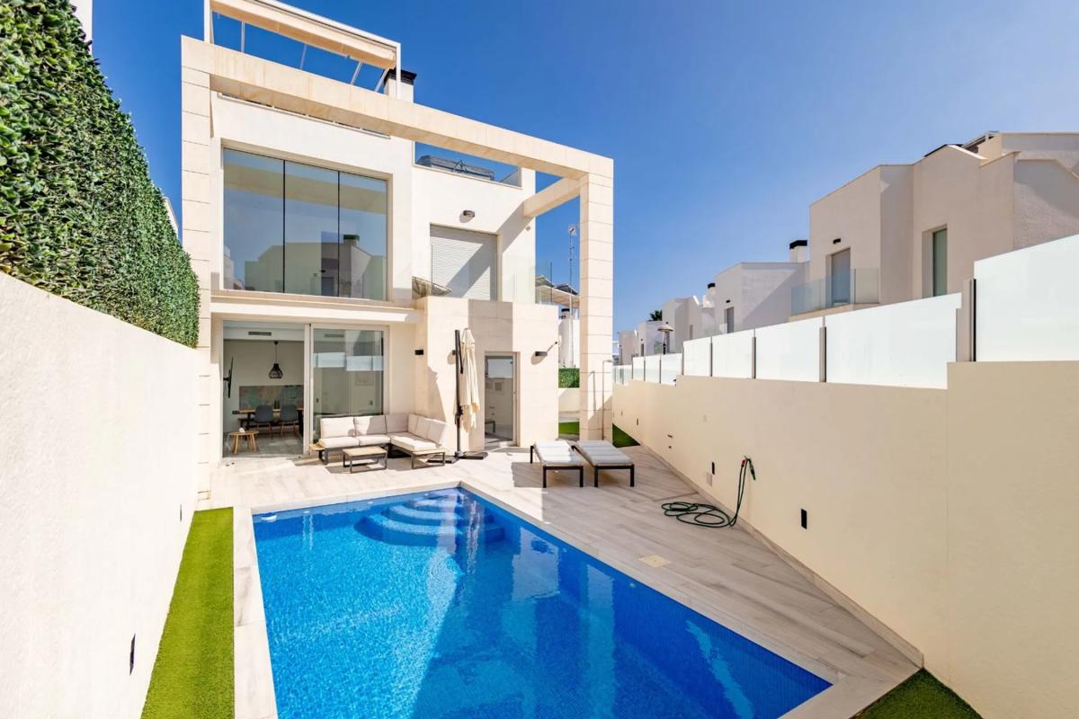 Sale of independent chalet in Urb. Palm Beach, Orihuela
photo 1