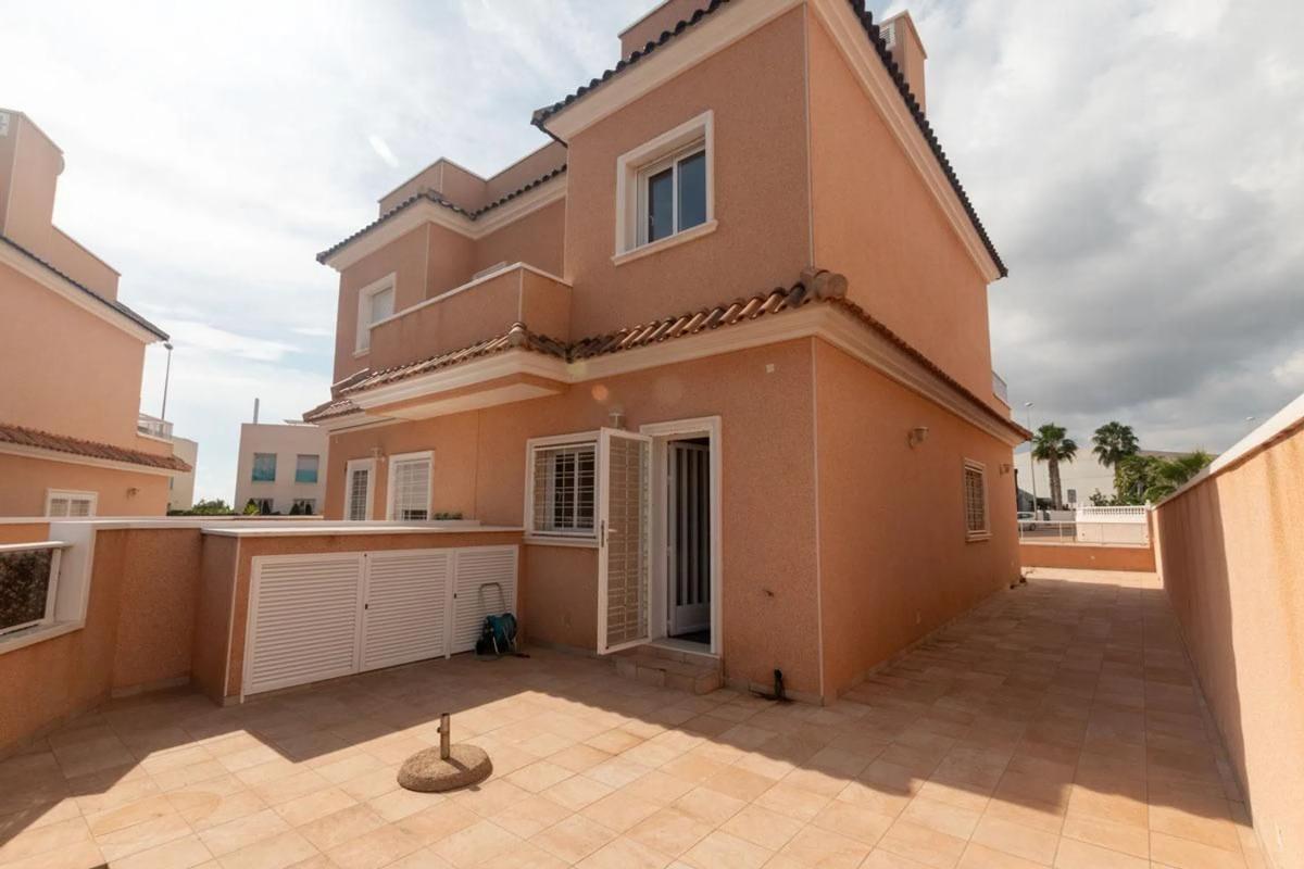 Venta de chalet adosado en  Calle Cabo de la Nao, 12 , Orihuela photo 4