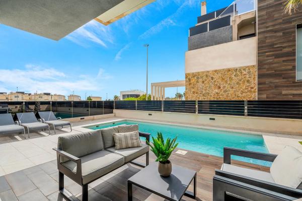 Independent chalet for sale in Calle Cabo Ortegal, Orihuela
 photo 2