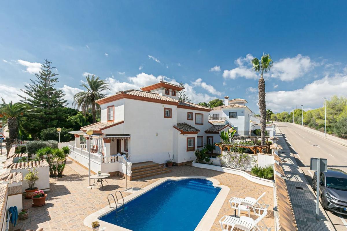 Sale of independent chalet in Barrio Lomas de Campoamor-Las Ramblas, Orihuela
photo 1