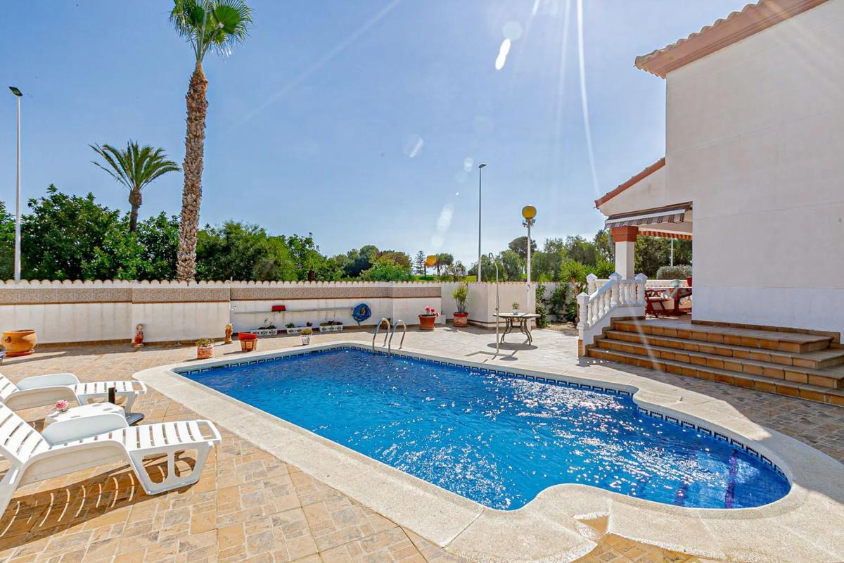 Sale of independent chalet in Barrio Lomas de Campoamor-Las Ramblas, Orihuela
photo 4