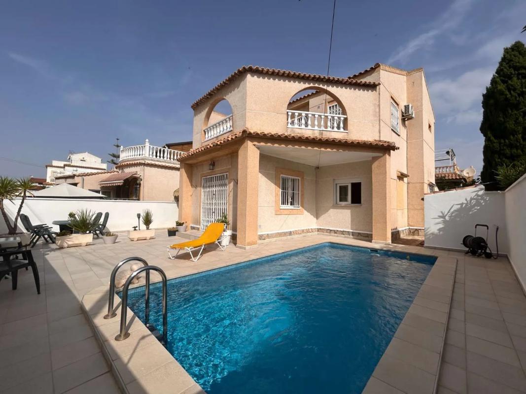 Sale of independent chalet in Barrio Los Almendros-La Florida, Orihuela
 photo 2