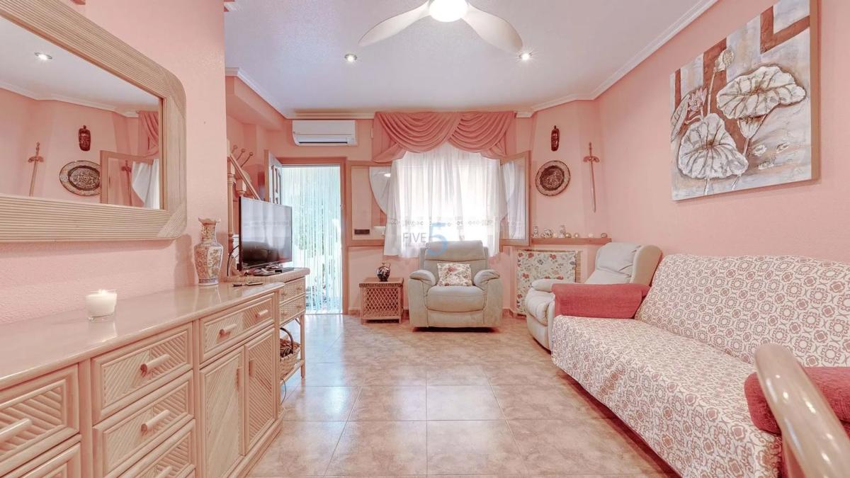 Sale of independent chalet in Barrio Playa Flamenca, Orihuela
photo 1