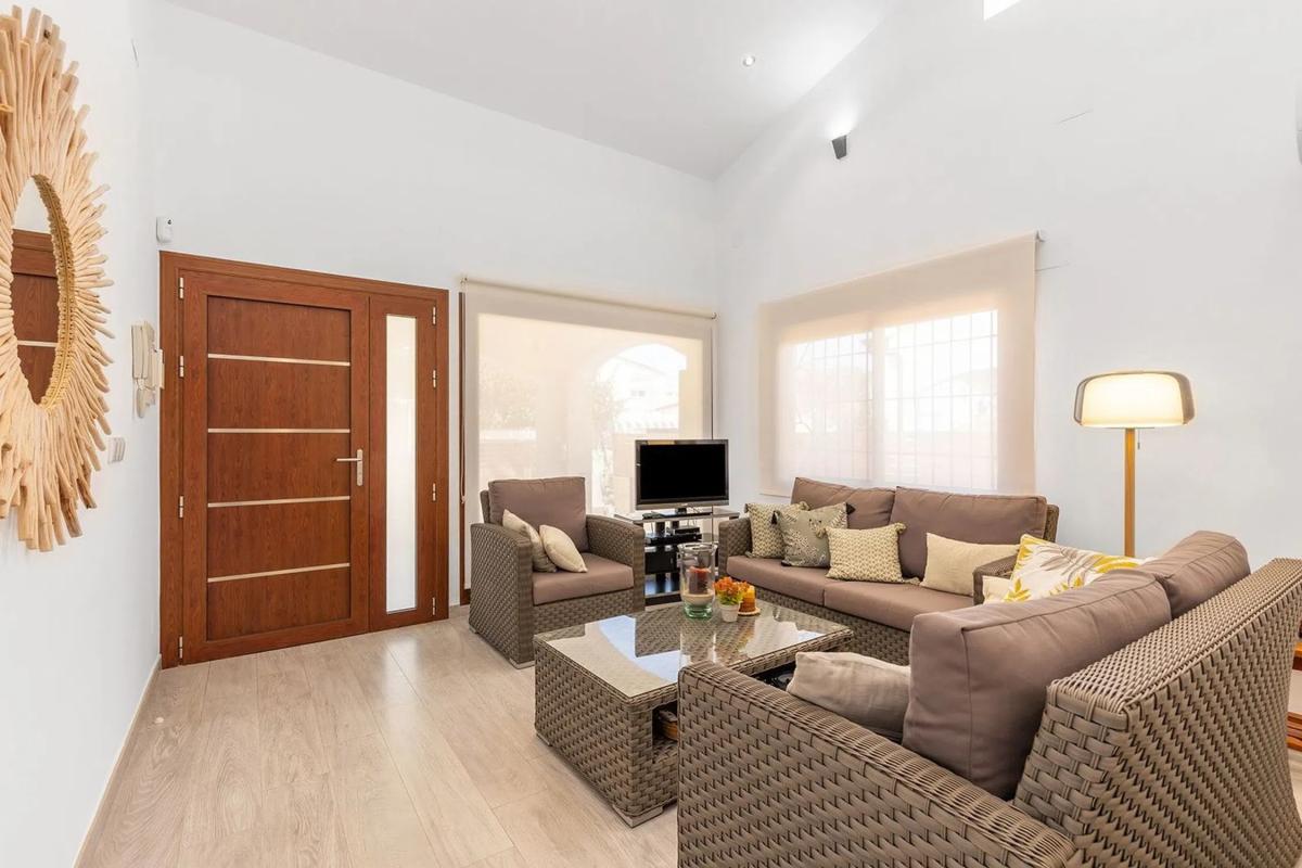Sale of independent chalet in Barrio Punta Prima, Orihuela
photo 1