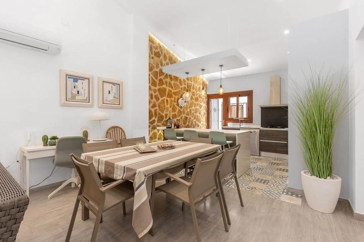 Sale of independent chalet in Barrio Punta Prima, Orihuela
photo 3
