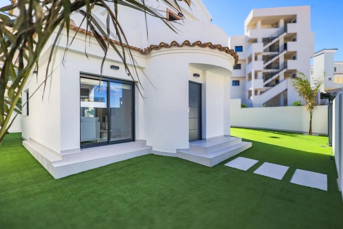 Продажа отдельного шале в  Barrio Villamartín-Las Filipinas, Ориуэла photo 2