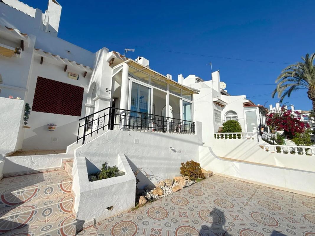 Sale of independent chalet in Calle Manuel de Falla, Orihuela
photo 1