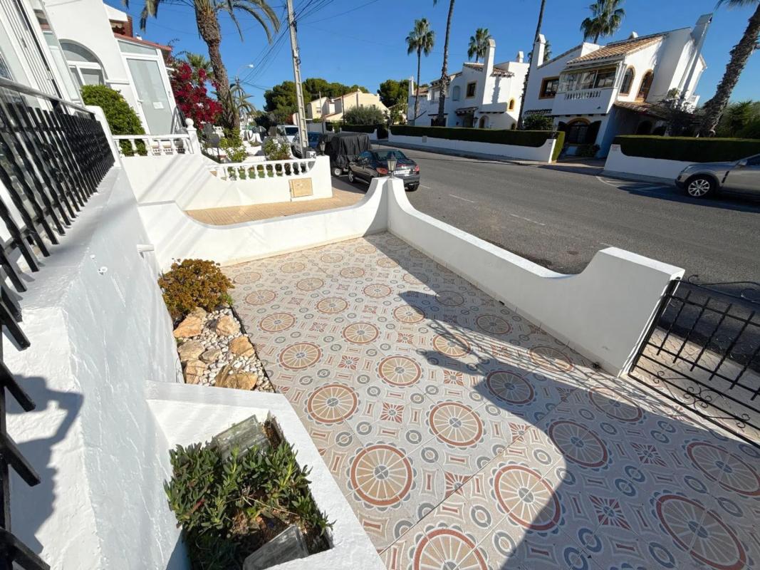 Sale of independent chalet in Calle Manuel de Falla, Orihuela
photo 2