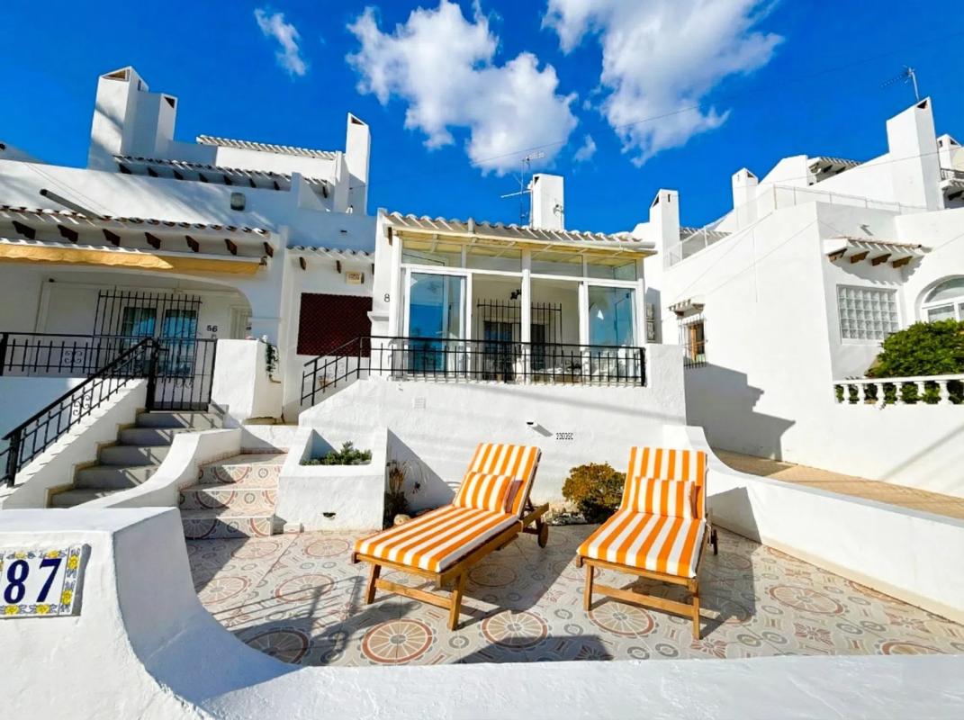 Sale of independent chalet in Calle Manuel de Falla, Orihuela
photo 3