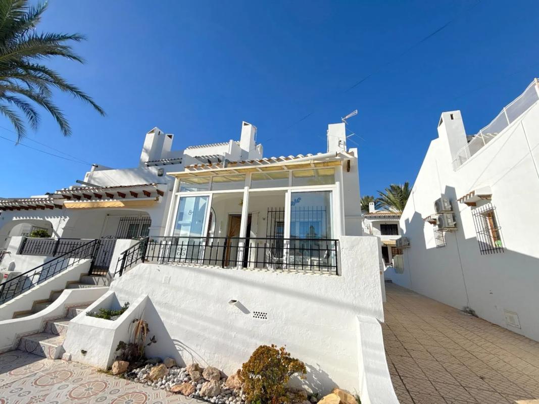 Sale of independent chalet in Calle Manuel de Falla, Orihuela
photo 4