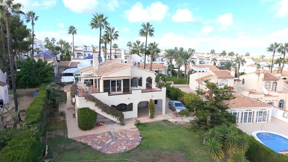 Продажа отдельного шале в  Barrio Villamartín-Las Filipinas, Ориуэла photo 3