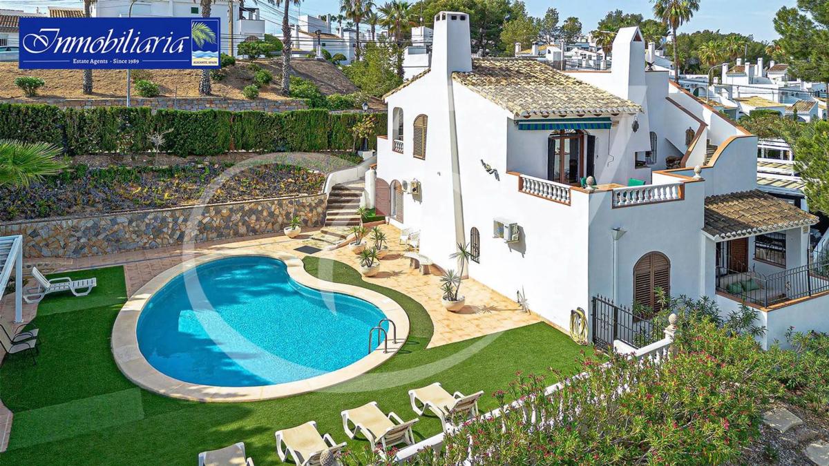 Sale of independent chalet in Calle Manuel de Falla, Orihuela
photo 3