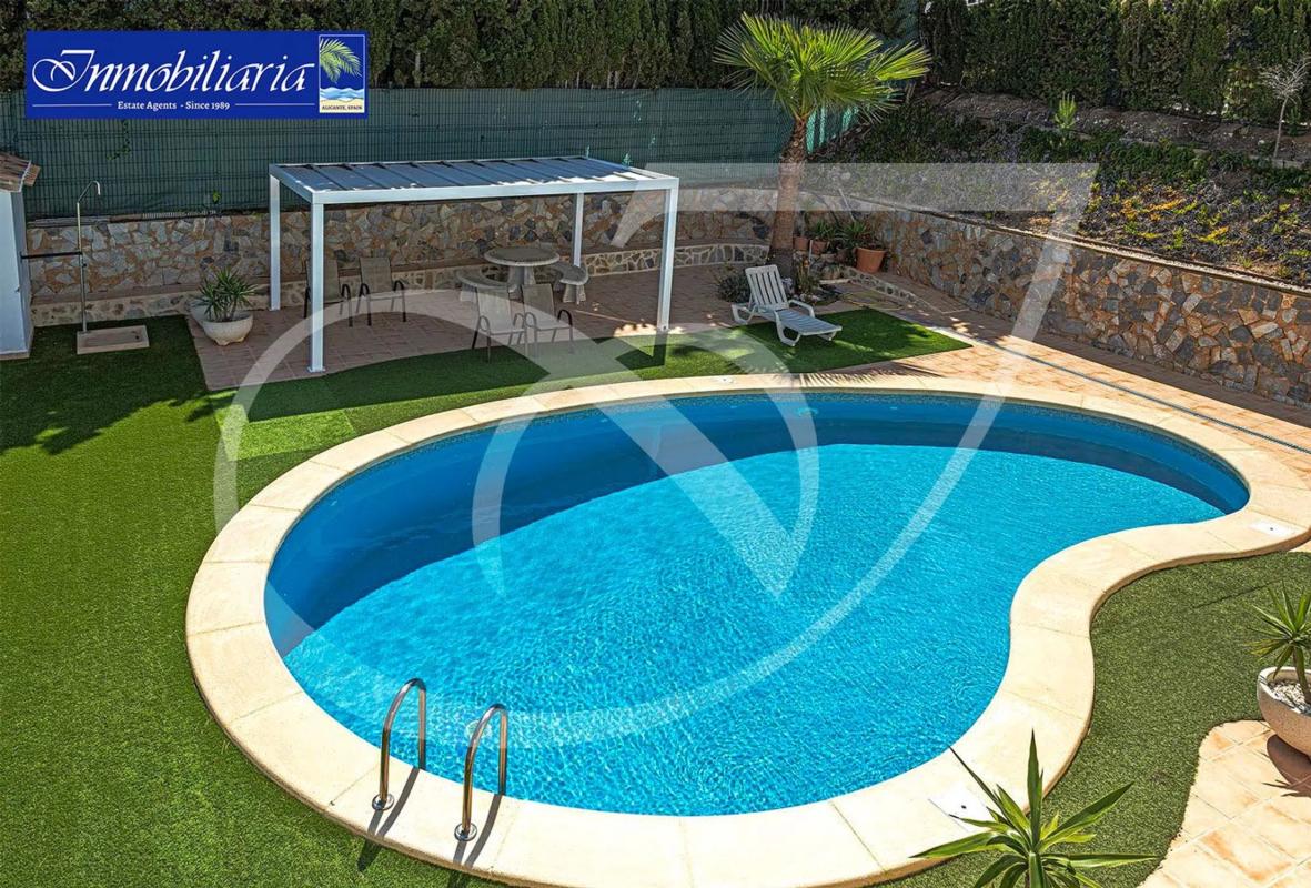 Sale of independent chalet in Calle Manuel de Falla, Orihuela
photo 5