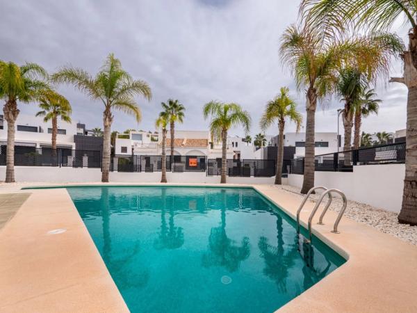 Independent chalet for sale in Calle Paso de Calais, Orihuela
 photo 2