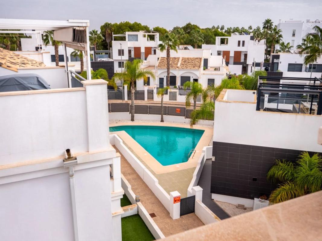 Sale of independent chalet in Calle Paso de Calais, Orihuela
photo 3
