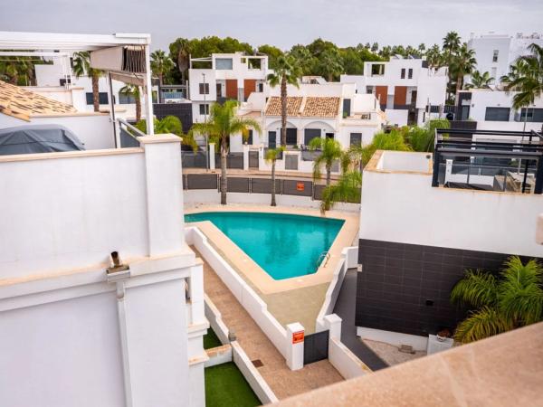 Independent chalet for sale in Calle Paso de Calais, Orihuela
 photo 3