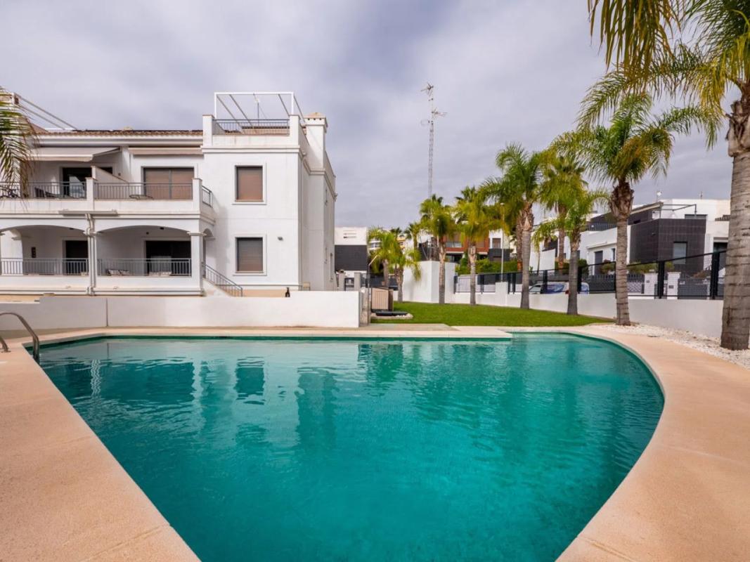 Sale of independent chalet in Calle Paso de Calais, Orihuela
photo 4