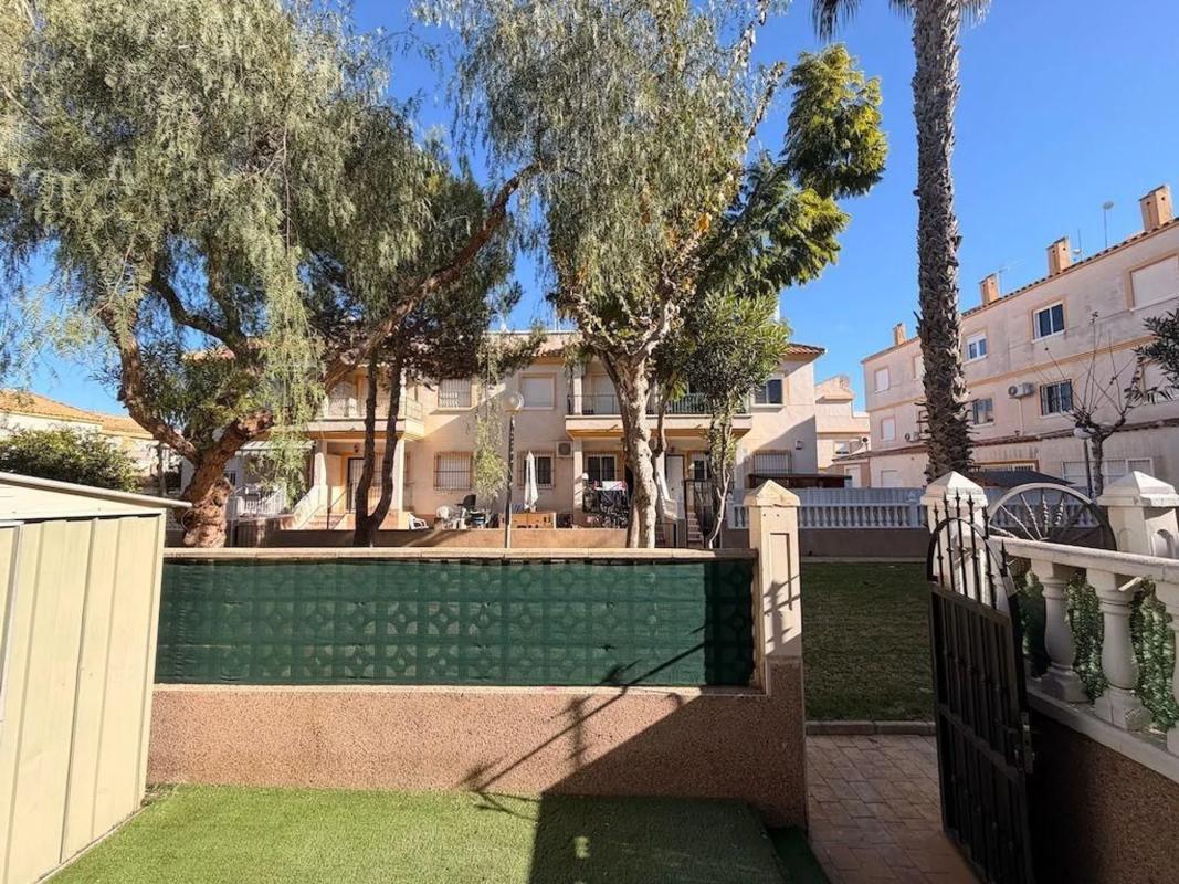 Venta de chalet independiente en Calle República Dominicana, Orihuela
photo 1
