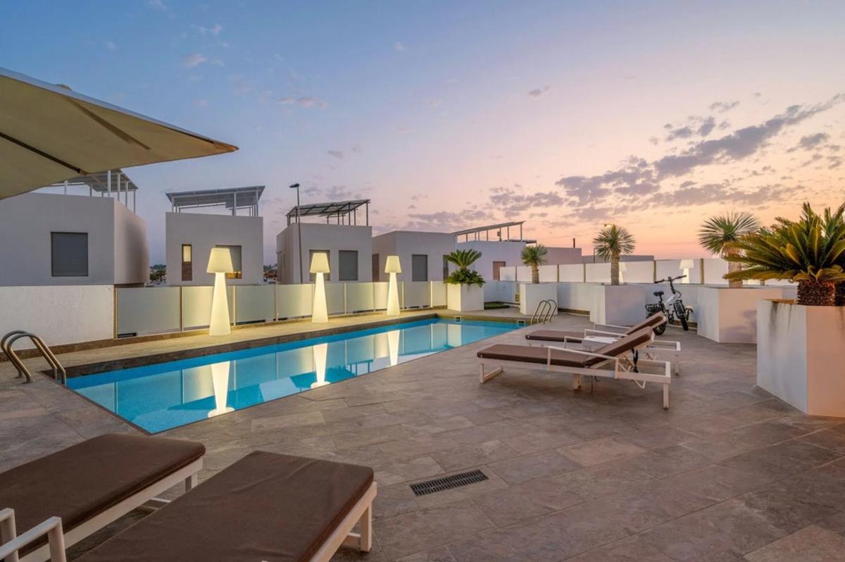 Продажа отдельного шале в  Avenida de las Brisas, 8, Ориуэла photo 2