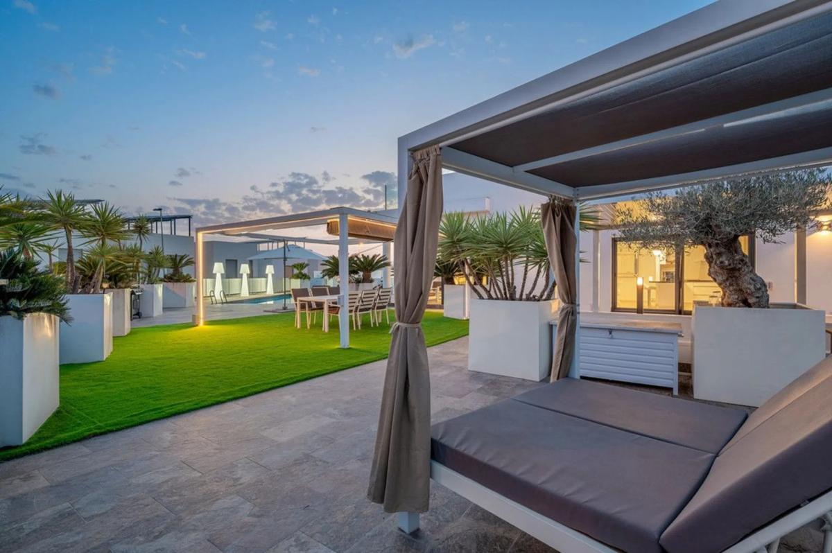 Продажа отдельного шале в  Avenida de las Brisas, 8, Ориуэла photo 4