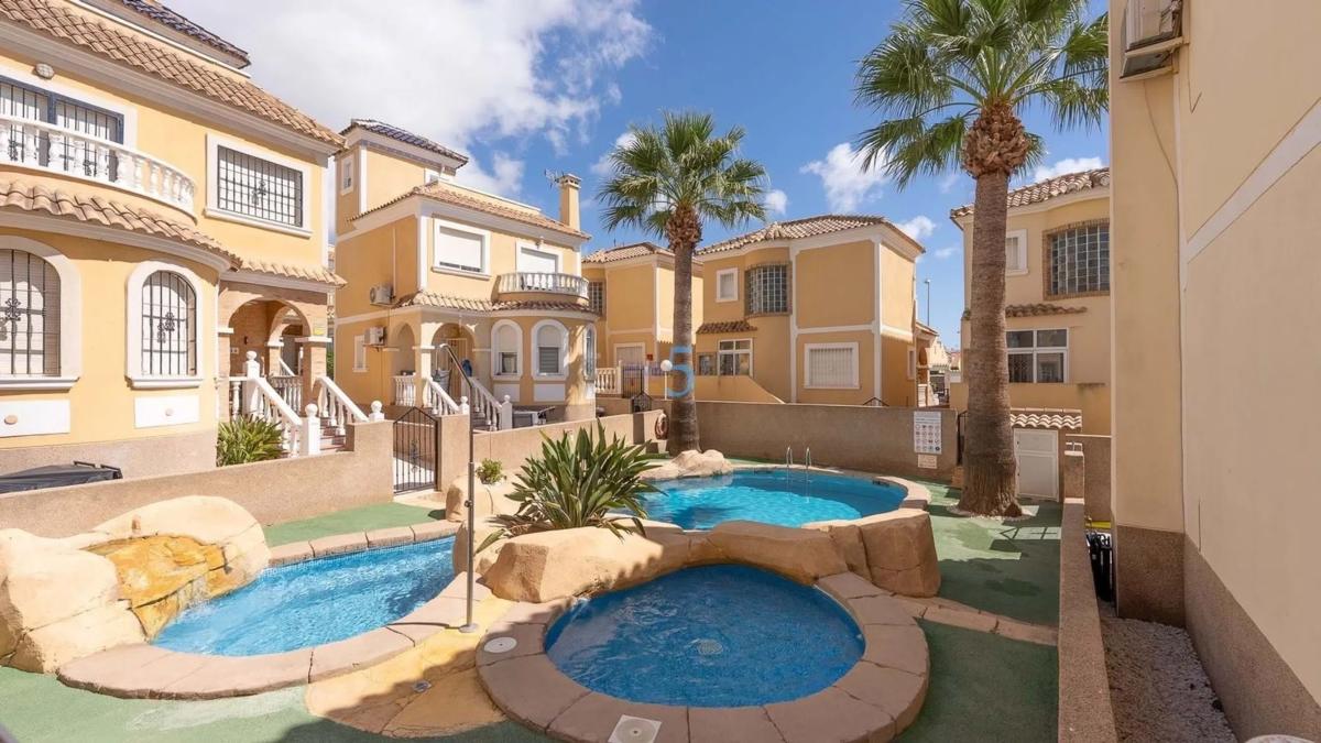 Sale of independent chalet in Barrio Villamartín-Las Filipinas, Orihuela
photo 2