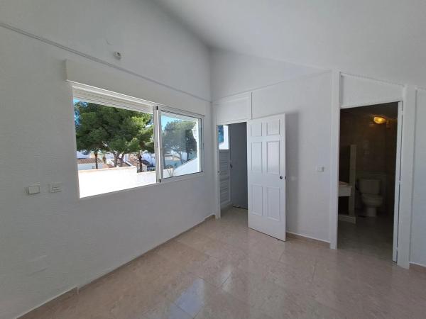 Chalet adosado en venta en  Calle Manuel de Falla, 76 , Orihuela photo 3